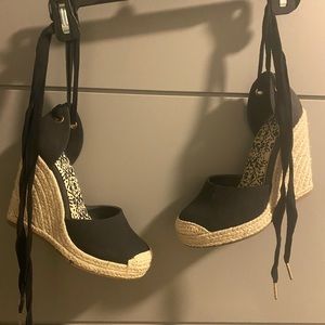 Cute ShoeDazzle Espadrilles Wedge Lace Up Sandals Size 5.5